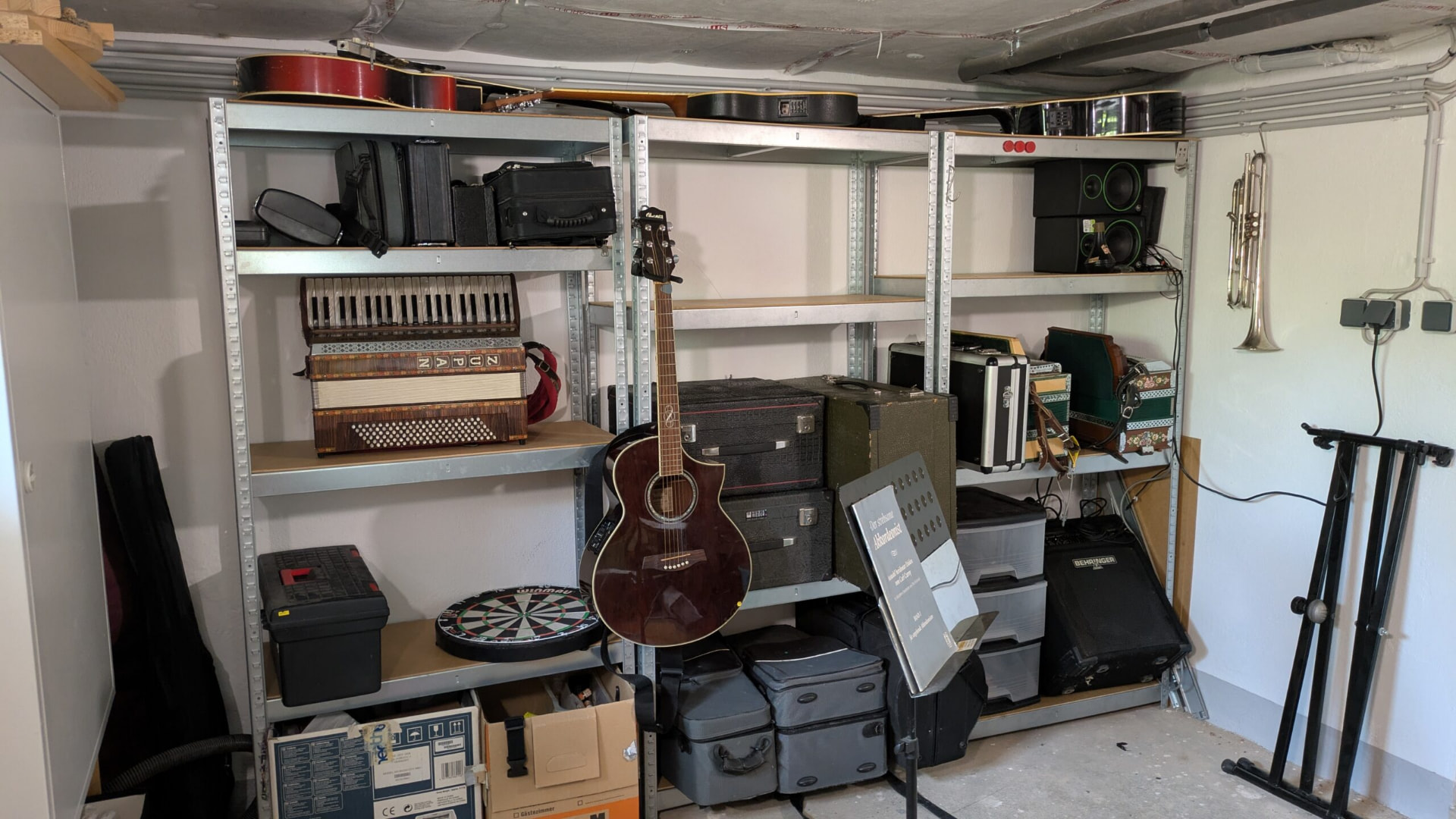 Aufgeräumter Kellerraum, Ordnung und freie Flächen sichtbar, mehrere Musikinstrumente säuberlich aufgestellt